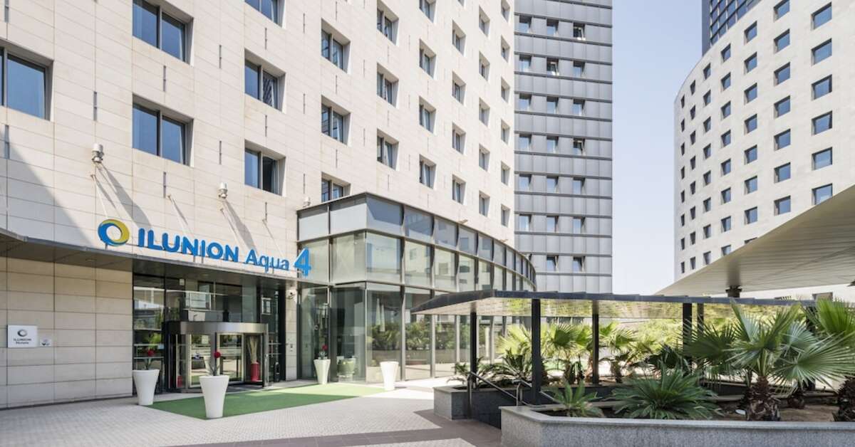Een foto van de buitenkant van Hotel Ilunion Aqua 4