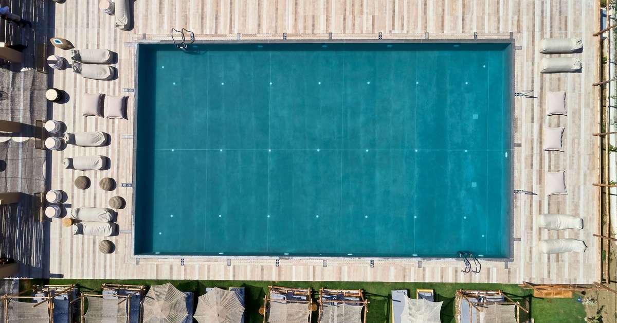 Een foto van het zwembad bij Kimpton La Mer Resort & Spa