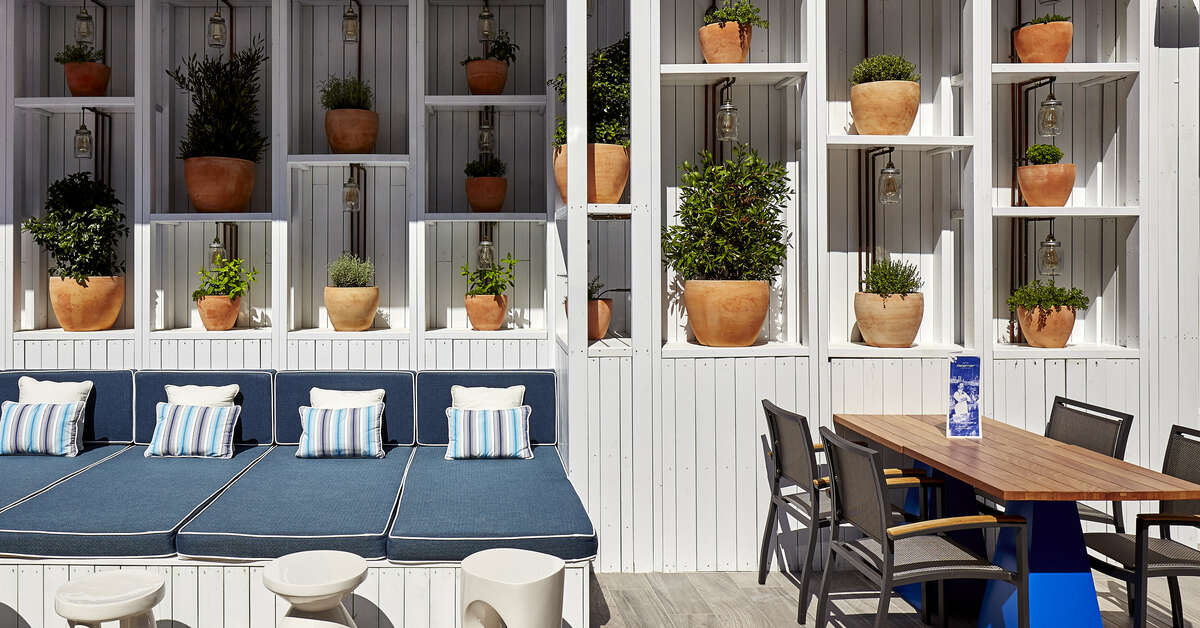 Een foto van het terras bij Hotel Delamar