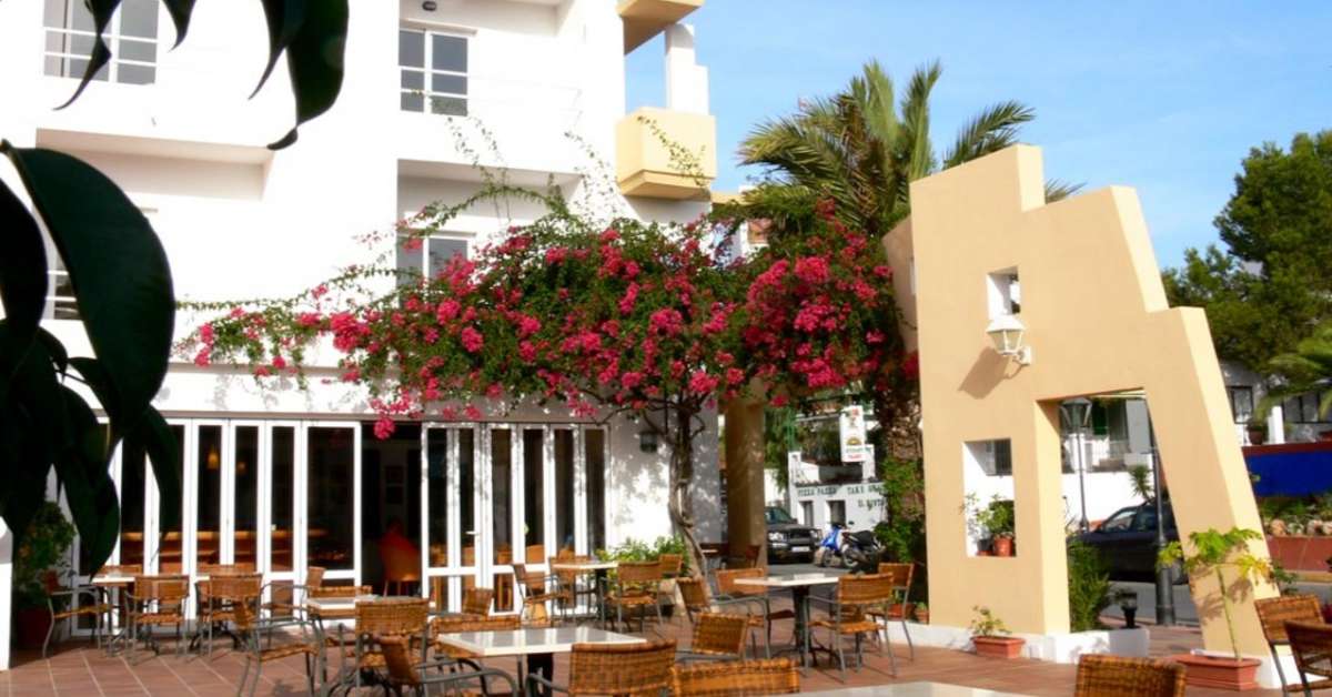 Een foto van het terras bij Roca Plana