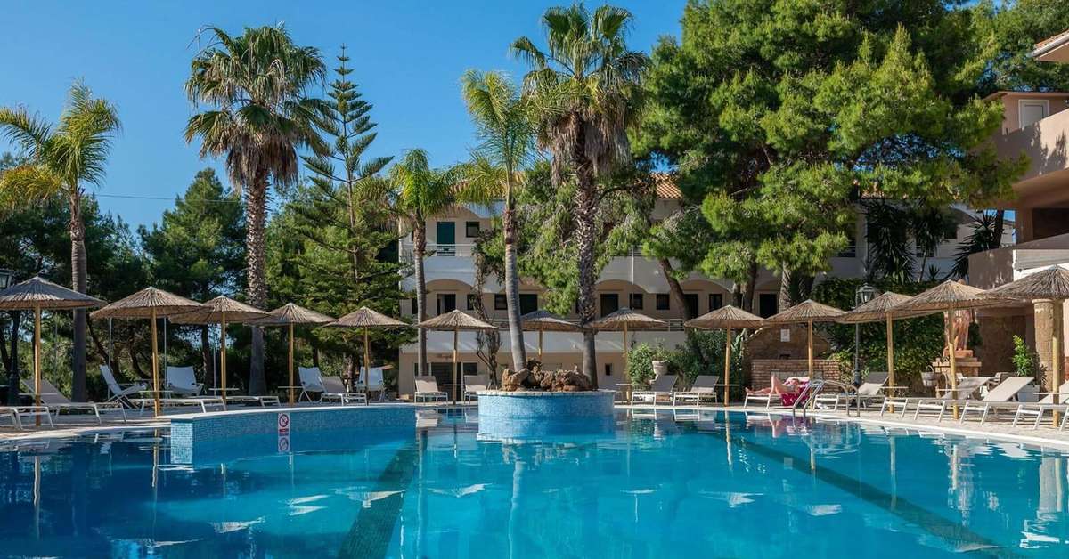 Een foto van het zwembad bij Hotel Vasilikos Beach