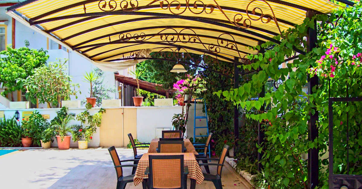 Een foto van het terras bij Dalyan Grand Aparthotel
