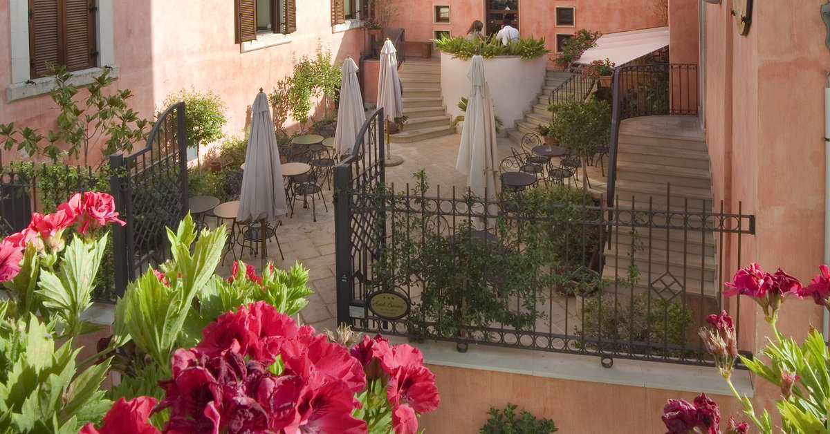 Een foto van het terras bij Hotel Il Barocco