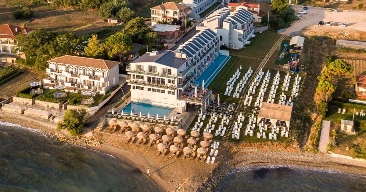 Een foto van het zwembad bij Golden Coast Resort