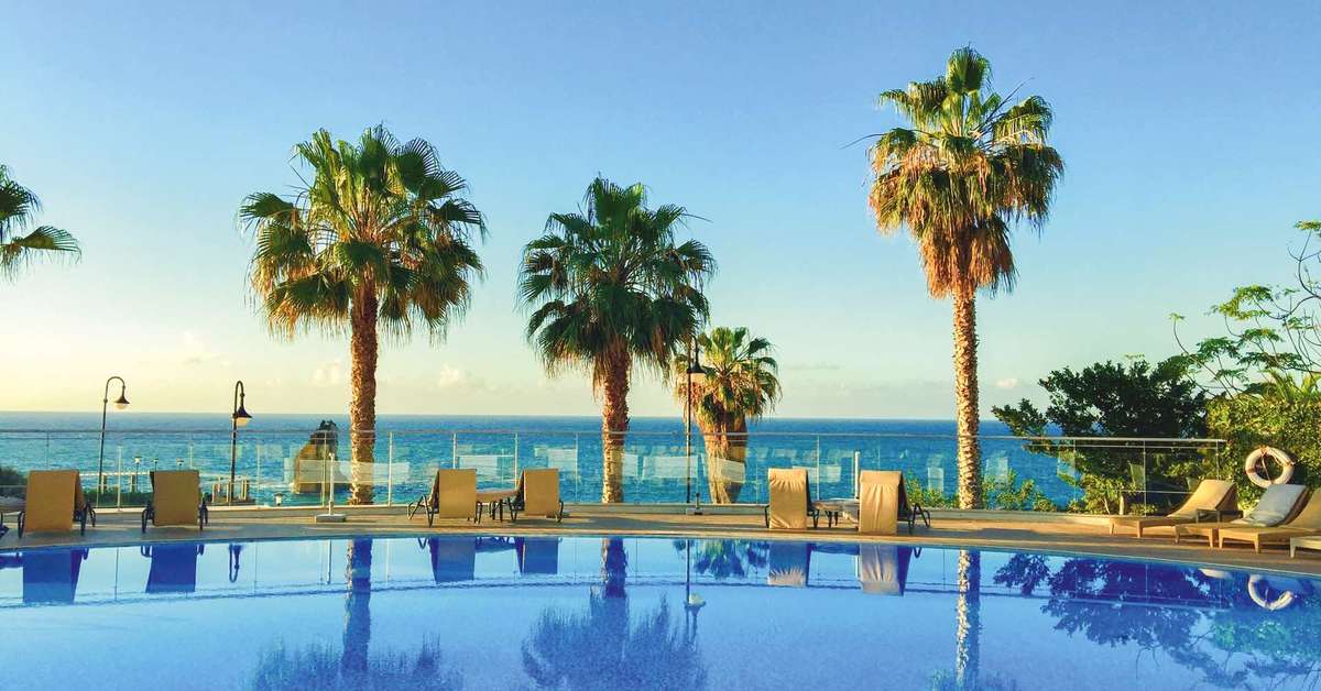 Een foto van het zwembad bij Melia Madeira Mare