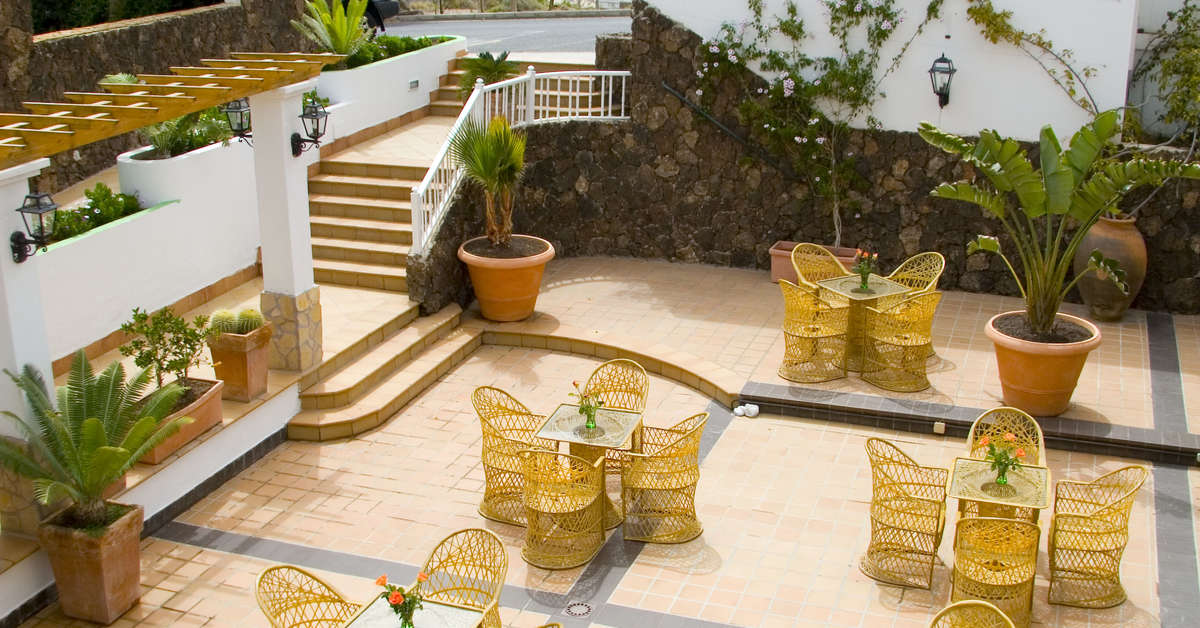 Een foto van het terras bij Aparthotel Esquinzo y Monte del Mar