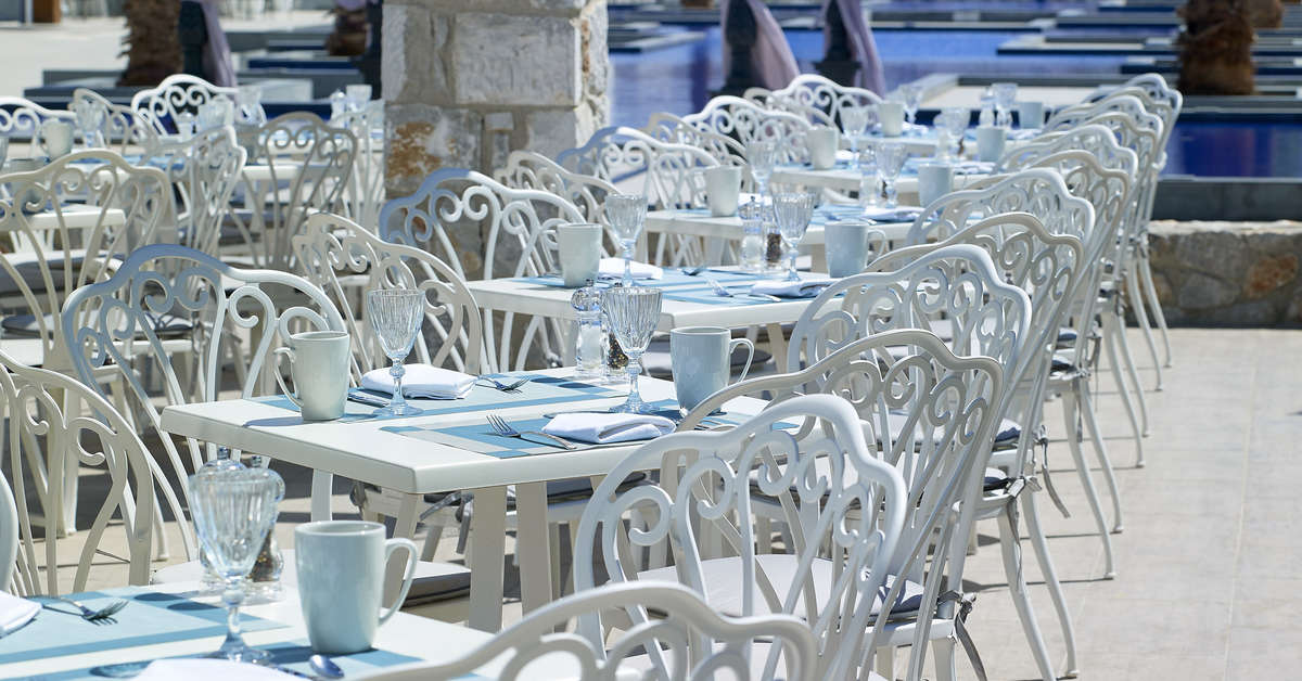 Een foto van het terras bij Anemos Luxury Grand Resort