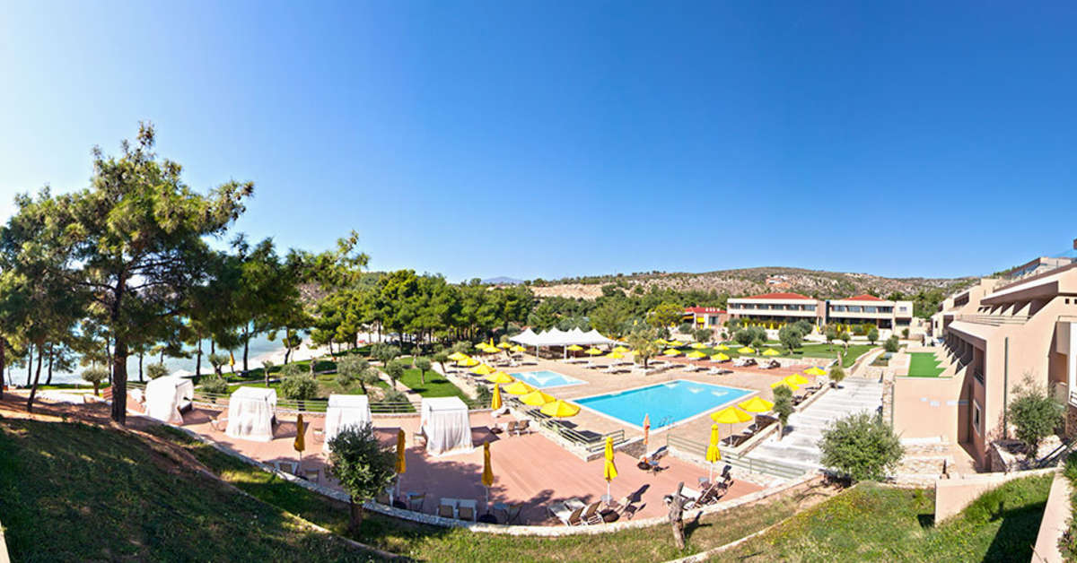 Een foto van het zwembad bij Royal Paradise Beach Resort & Spa