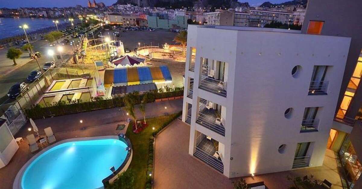 Ein Foto vom Pool im Hotel Astro Suite