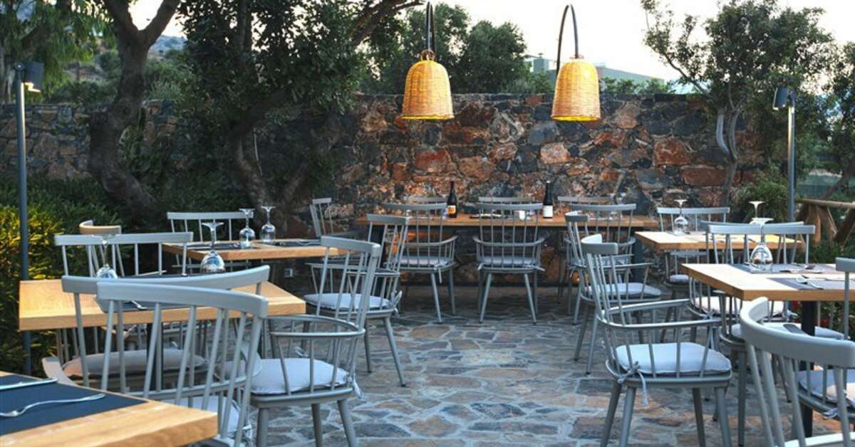Een foto van het terras bij Elounda Palm Hotel & Suites