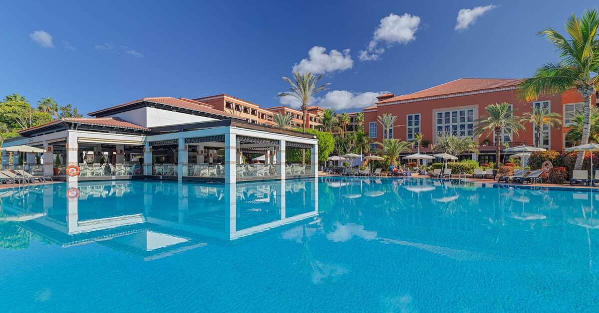 Een foto van het zwembad bij H10 Costa Adeje Palace