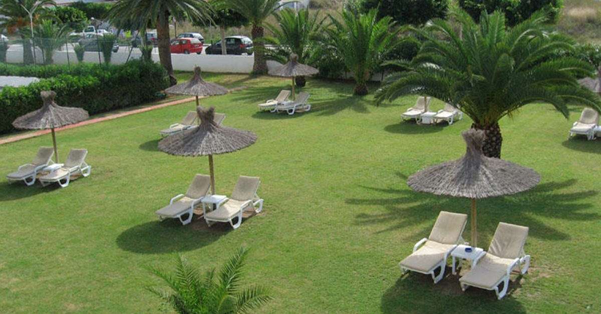 Ein Foto von der Terrasse im Hotel Gran Sol San Antonio