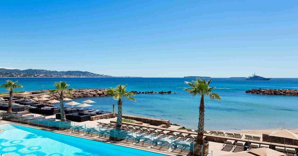 Een foto van het zwembad bij Pullman Cannes Mandelieu Royal Casino