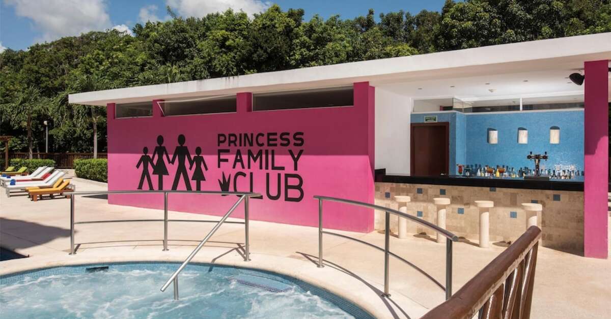 Een foto van het zwembad bij Grand Riviera Princess