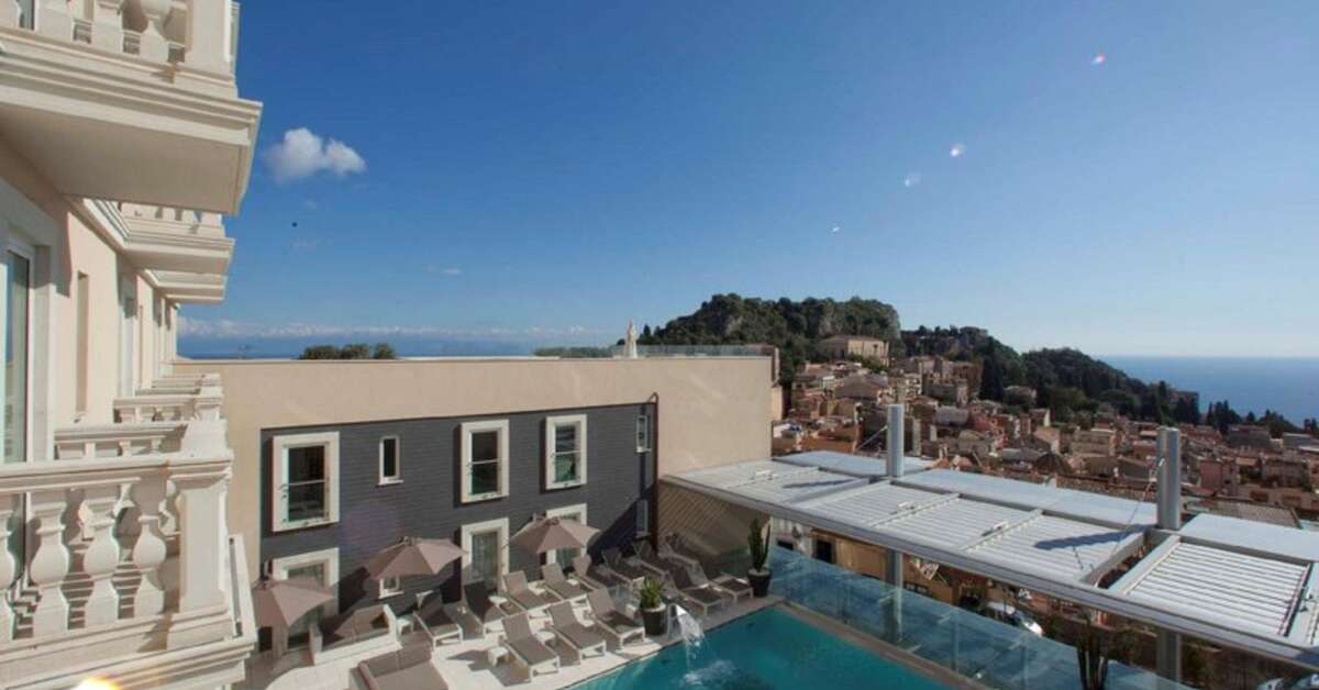 Een foto van het zwembad bij NH Collection Taormina