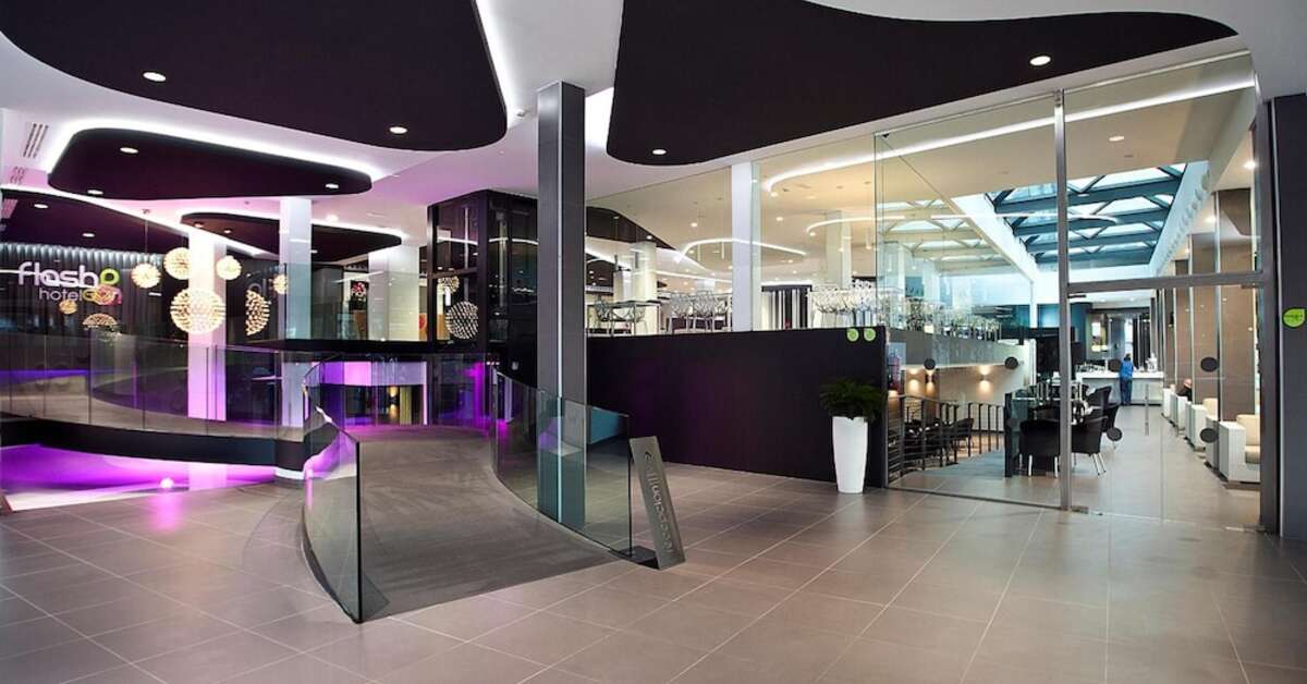 Een foto van de buitenkant van Flash Hotel