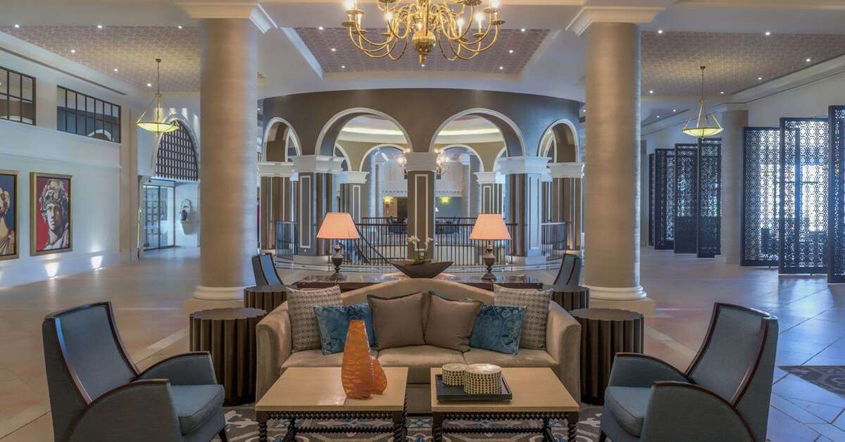 Een foto van het interieur van Elysium Hotel