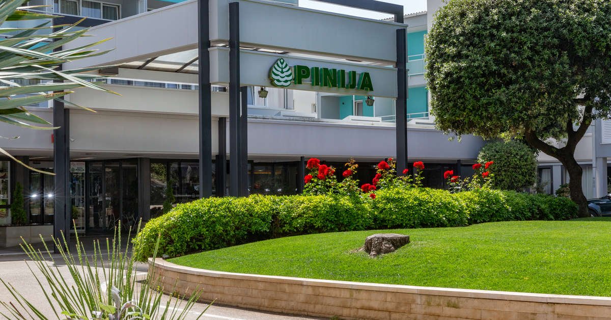 Een foto van de buitenkant van Hotel Pinija