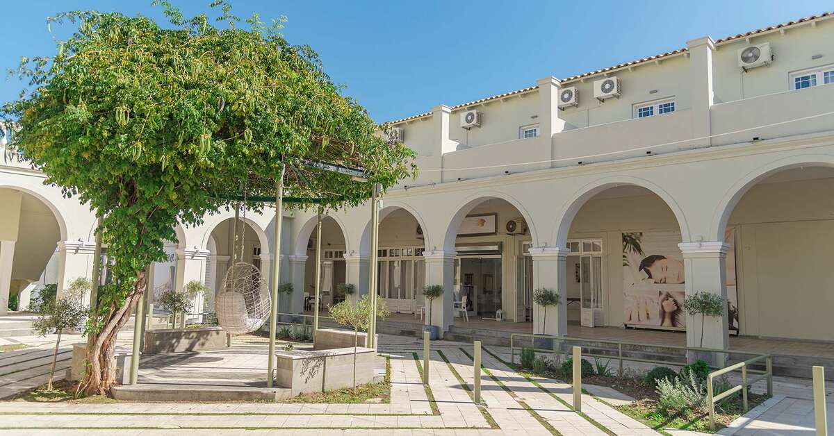 Een foto van de buitenkant van Olive Grove Beachfront Kavos
