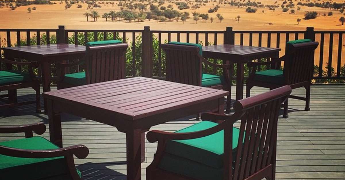 Een foto van het terras bij Al Maha Resort