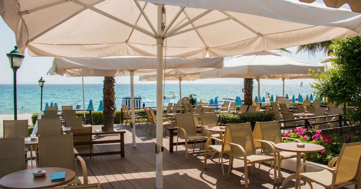 Een foto van het terras bij Hotel Aegean Melathron Thalasso & Spa