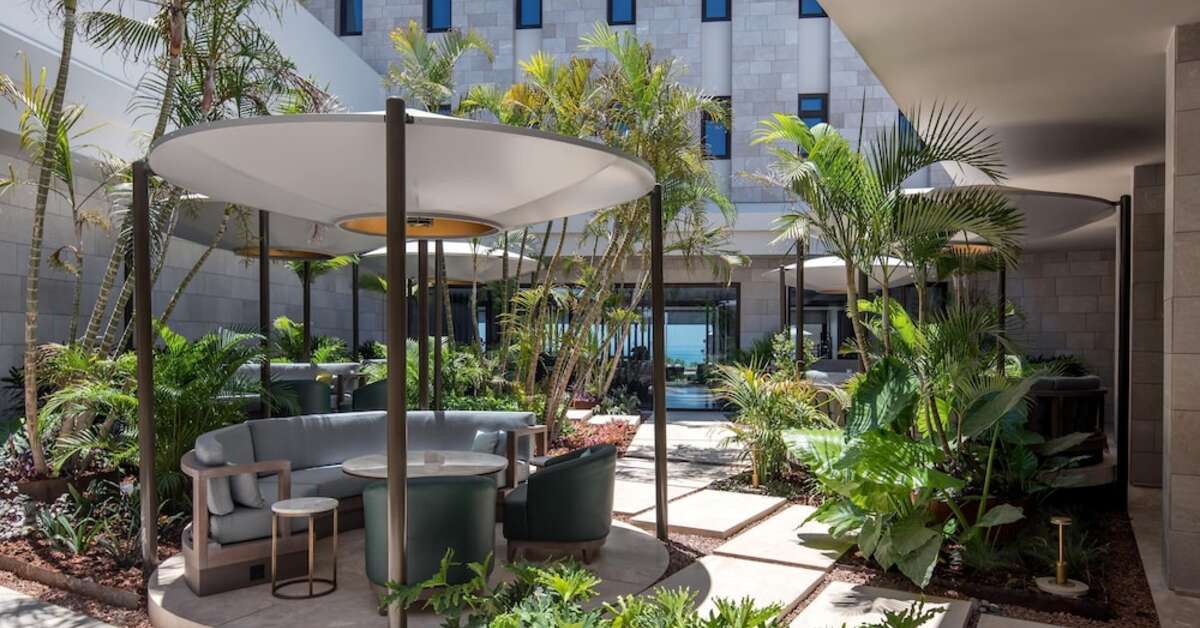 Een foto van het terras bij Amara Hotel