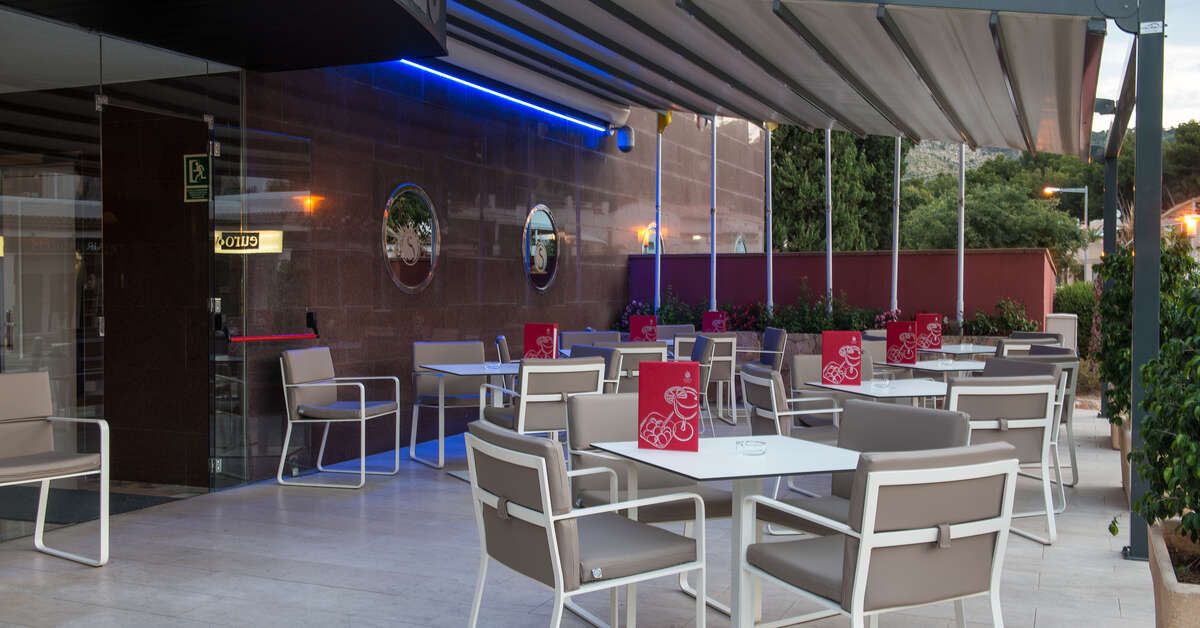 Een foto van het terras bij Salles Hotel Marina Portals