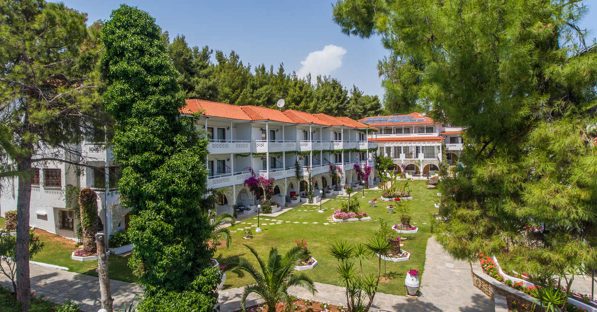 Een foto van de buitenkant van Porfi Beach Hotel