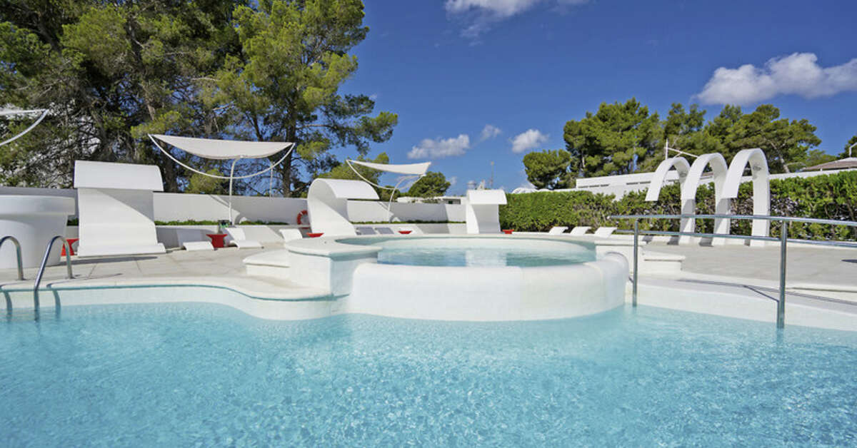Een foto van het zwembad bij THB Naeco Ibiza
