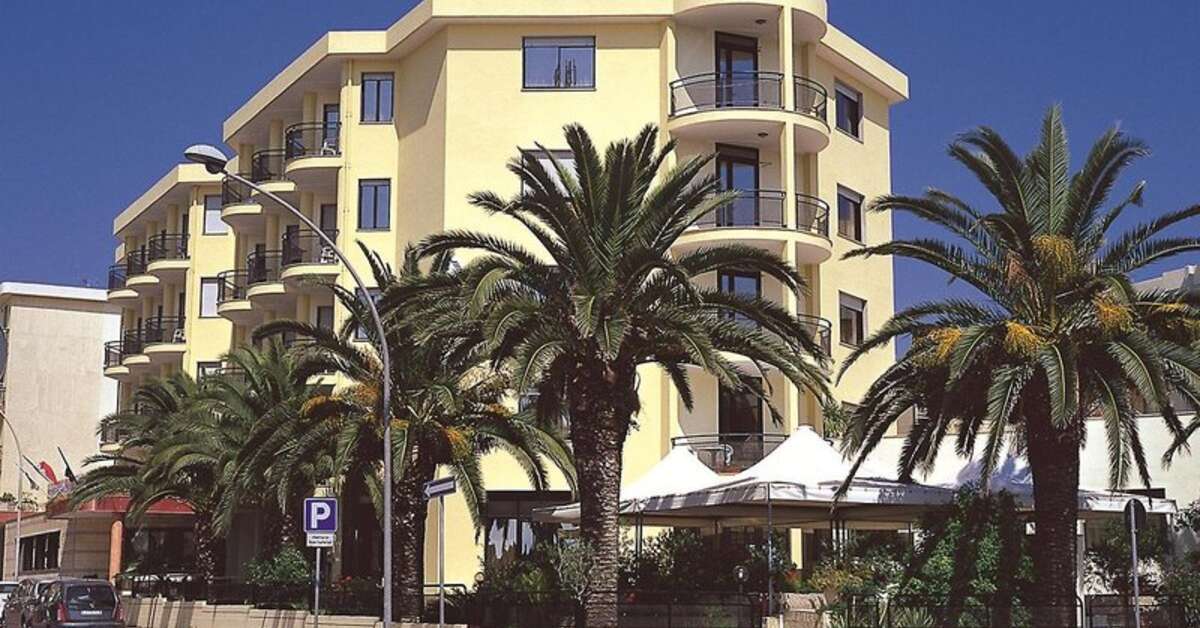 Een foto van de buitenkant van Rina Hotel
