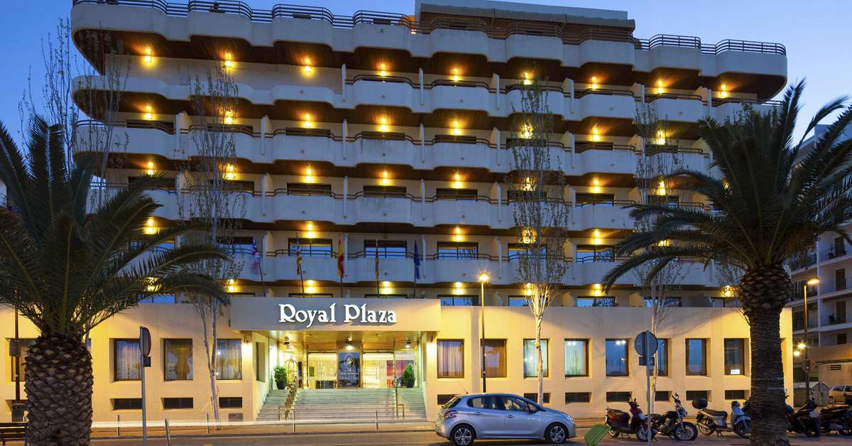 Een foto van de buitenkant van Hotel Royal Plaza