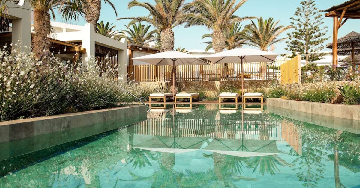 Een foto van het zwembad bij Mitsis Rinela Beach Resort & Spa