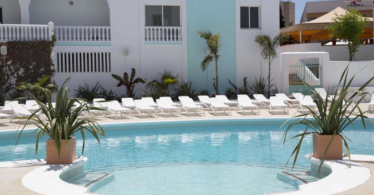 Een foto van het zwembad bij Endlss Beach & Disco Hotel Ibiza