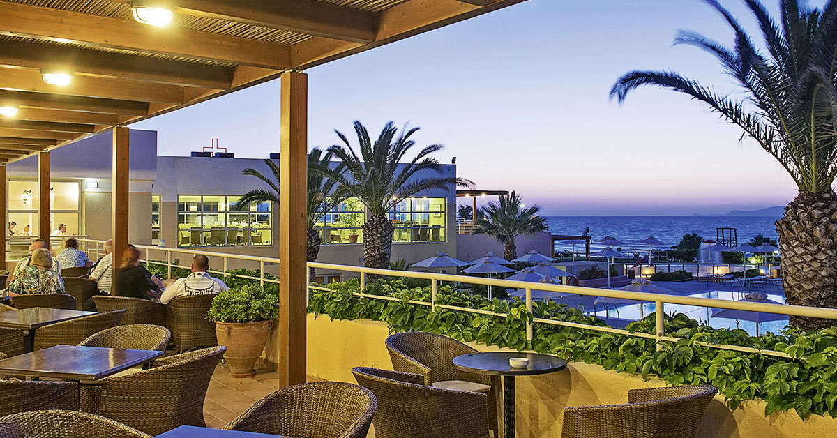 Een foto van het terras bij Allsun Hotel Zorbas Village