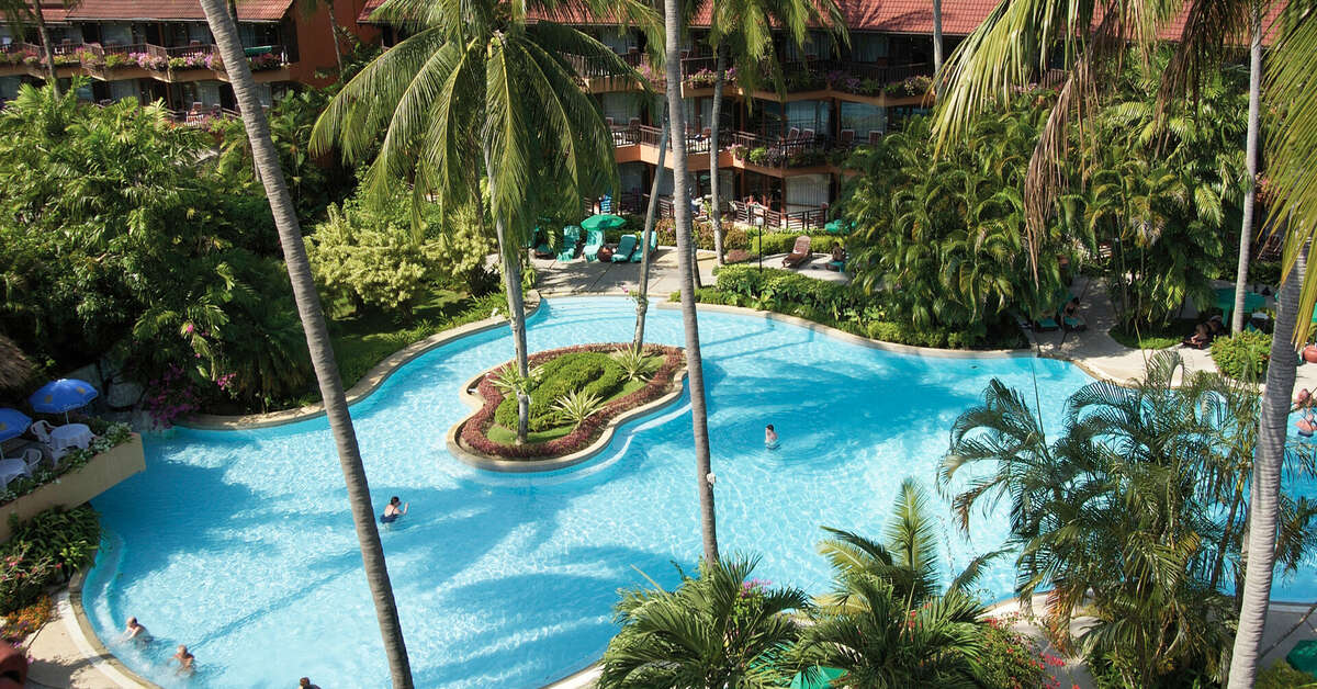 Een foto van het zwembad bij Courtyard Phuket Patong Beach Resort