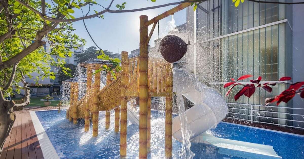 Een foto van het zwembad bij GHT Balmes Hotel Aparthotel & Splash