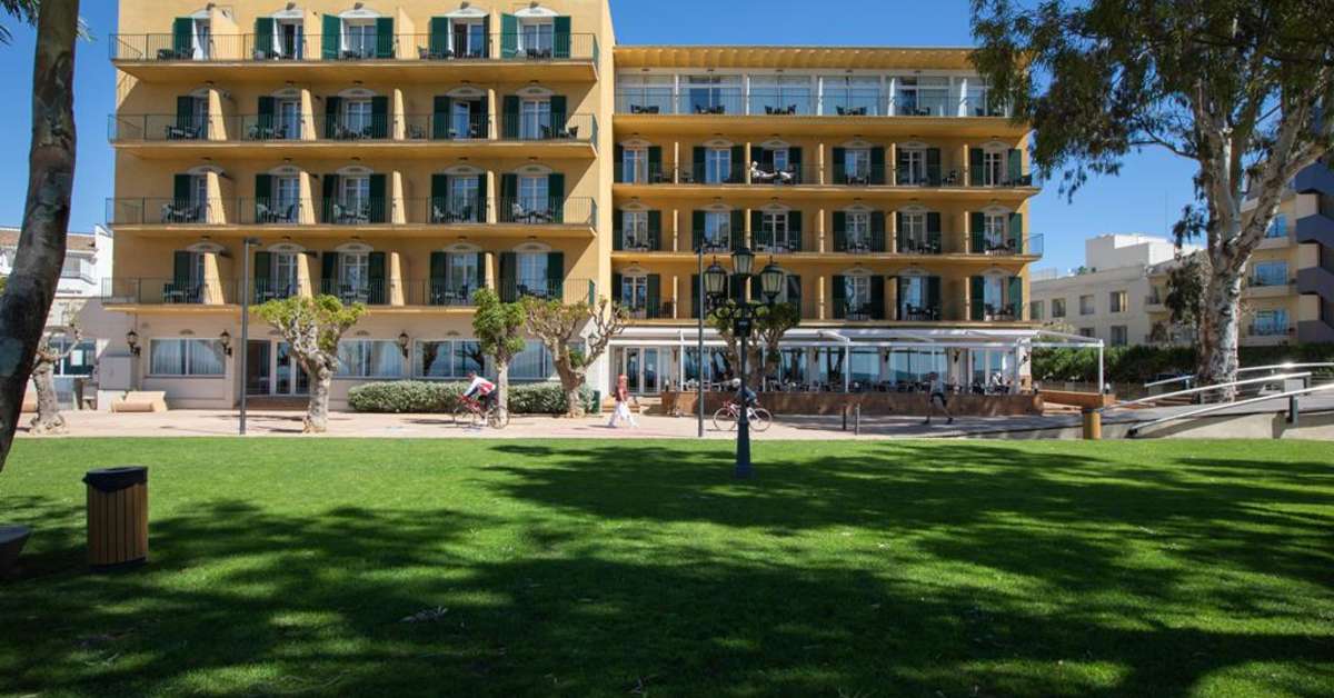 Een foto van de buitenkant van Hotel Roses Platja