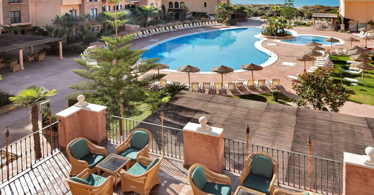 Een foto van het zwembad bij Barcelo Punta Umbria Mar