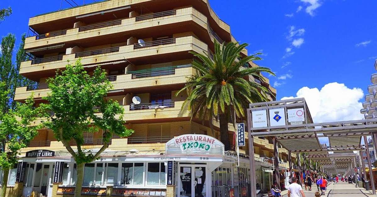 Een foto van de buitenkant van Azahar Salou Appartementen