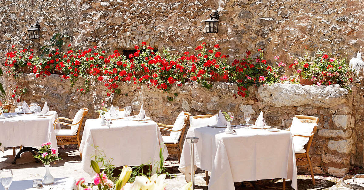 Een foto van het terras bij L'Hermitage Hotel & Spa