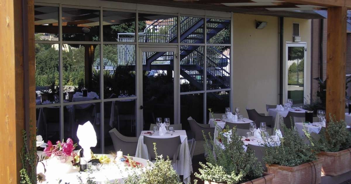 Een foto van het terras bij Hotel La Meridiana