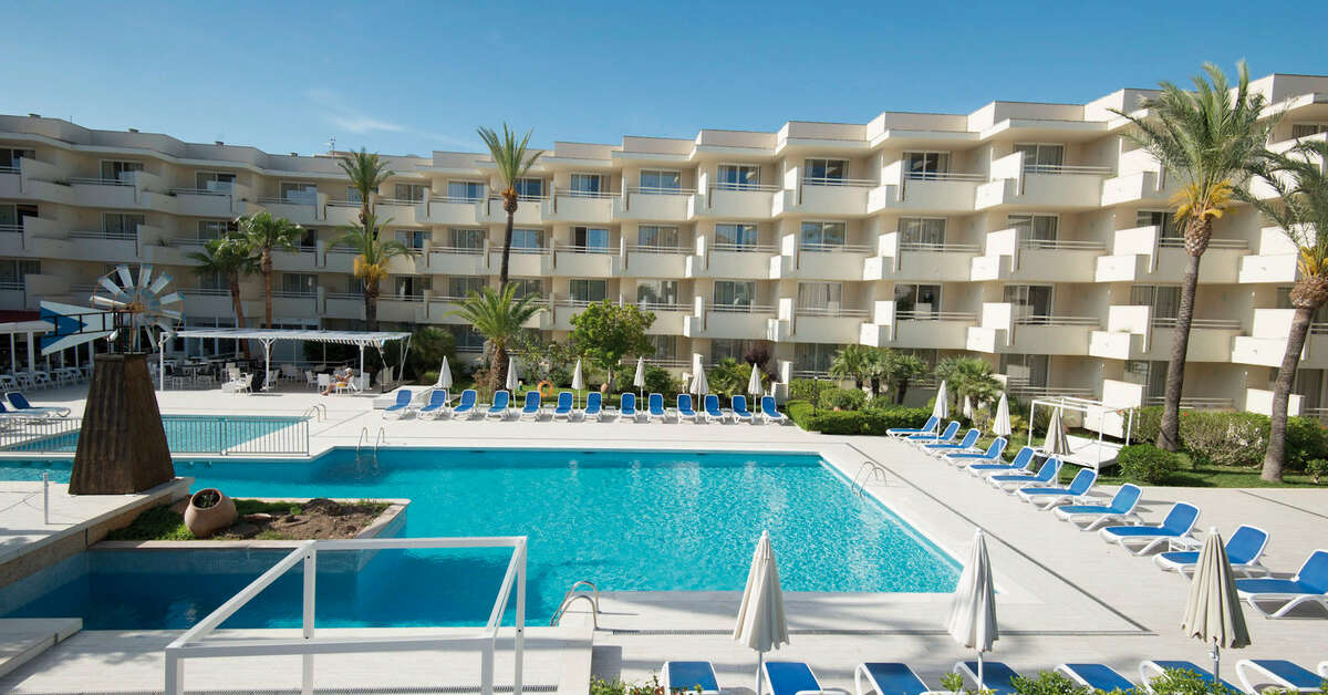 Een foto van het zwembad bij Globales Cala Bona Suites