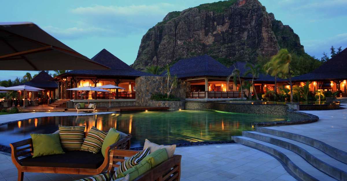 Een foto van het zwembad bij LUX Le Morne