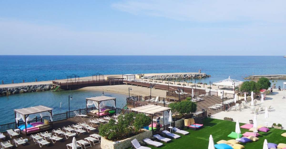 Een foto van het terras bij Ada Beach Hotel