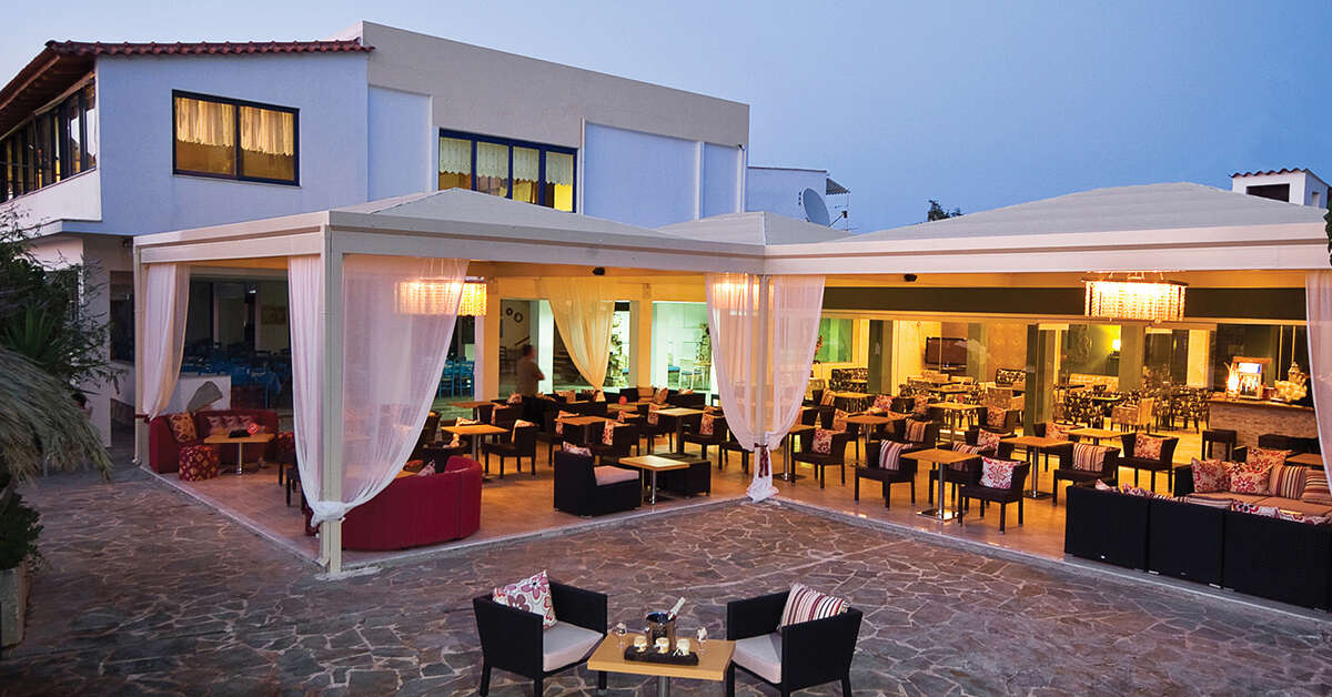 Een foto van de buitenkant van Venus Beach Hotel