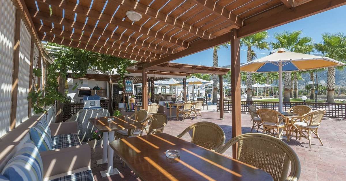 Een foto van het terras bij Mammis Beach Hotel