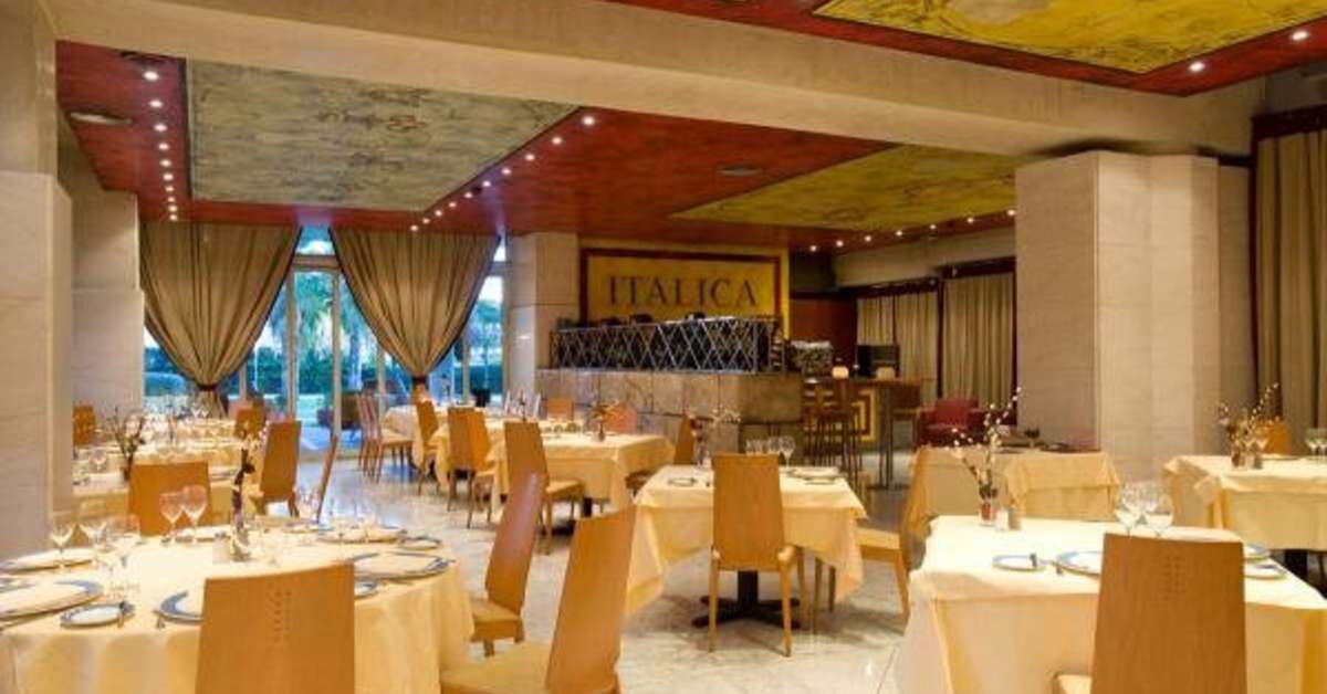 Een foto van de faciliteiten bij Petit Palace Santa Cruz Hotel