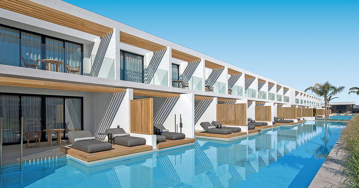 Een foto van het zwembad bij D’Andrea Lagoon Suites