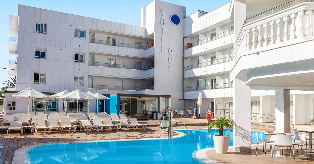 Een foto van het zwembad bij Hotel Triton Beach