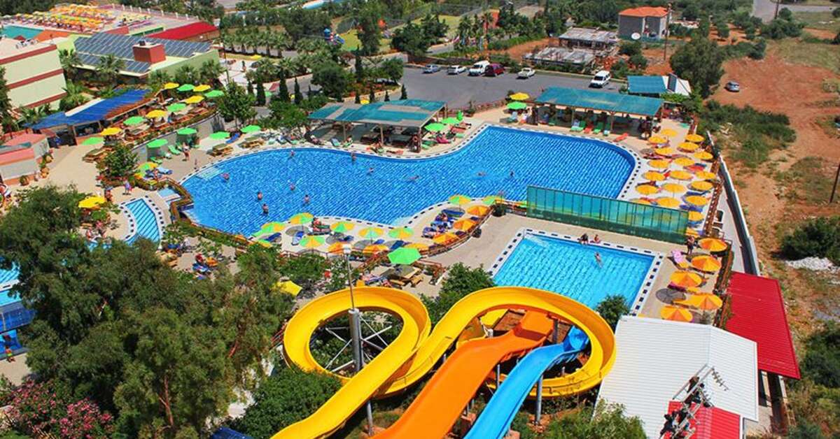 Een foto van het zwembad bij Hotel Aquasun Village